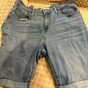 Women’s Levi Bermuda shorts. Size 14.